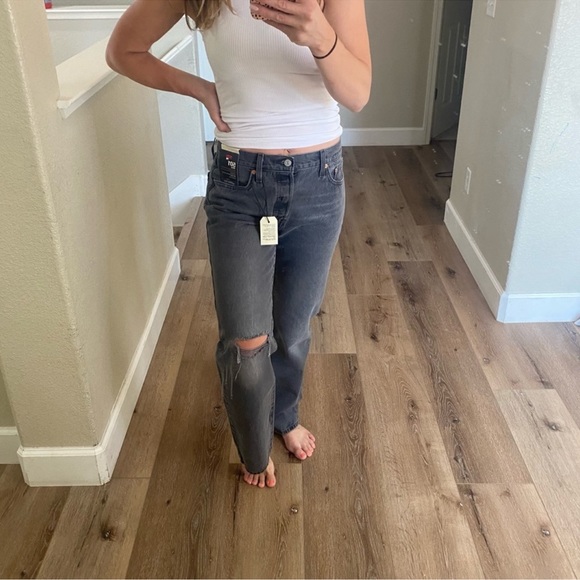 FLASH SALE! Levi's 90's black distressed relaxed jeans - Picture 6 of 17